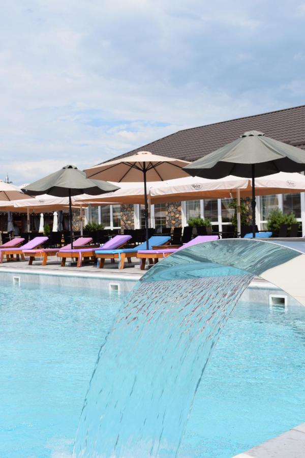 Relax Complex Hotel Boryspilʼ Dış mekan fotoğraf